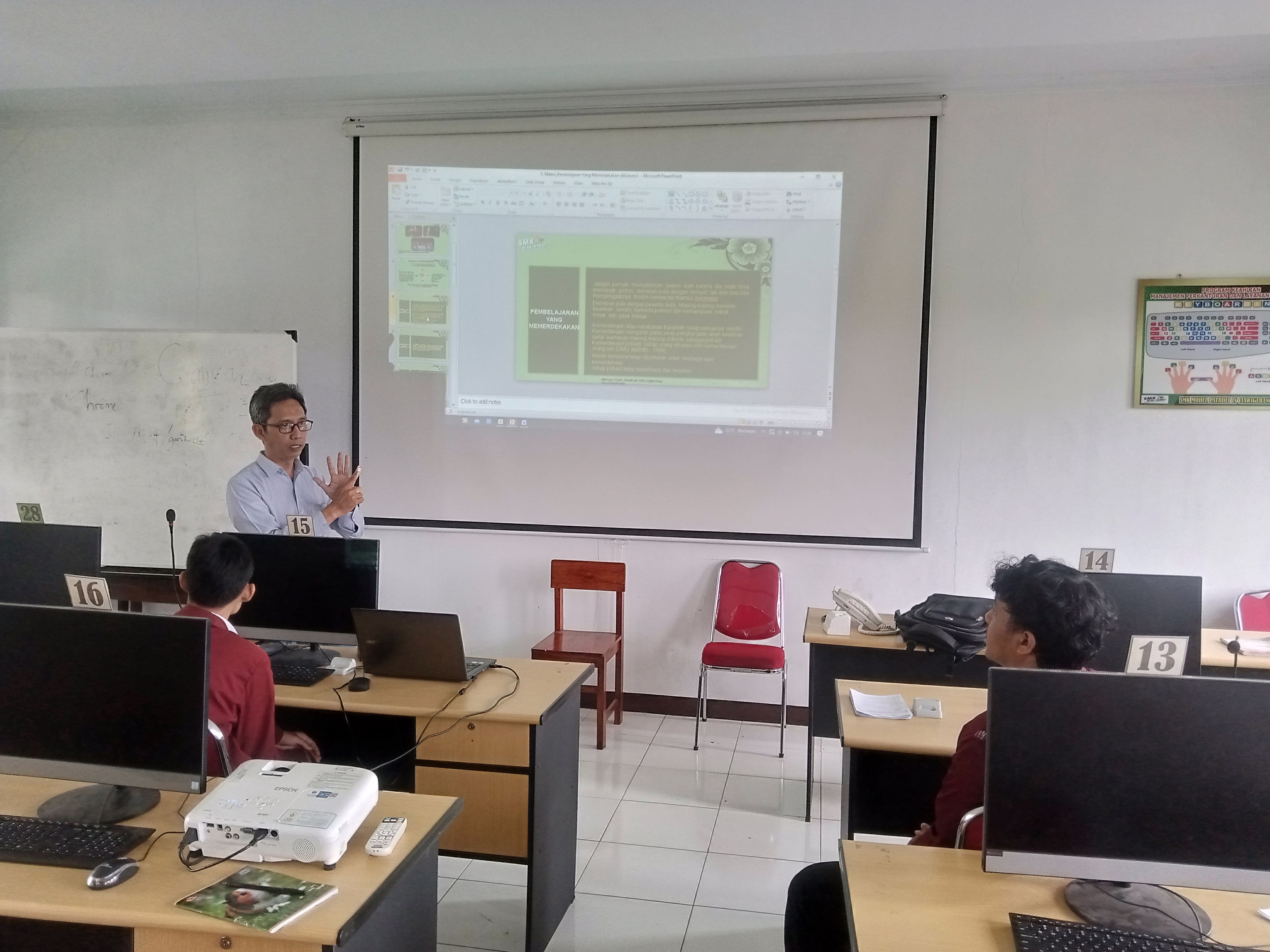 Mahasiswa Asistensi langsung diberikan pengarahan oleh guru pamong